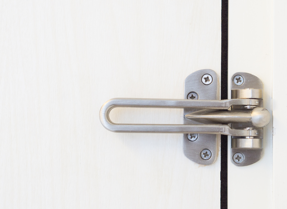 Tout savoir sur l'ajout d'un entrebâilleur sur une porte d'entrée pour améliorer votre sécurité